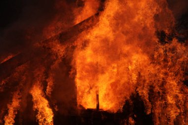 Eski ahşap ev yanıyor..