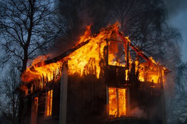 Eski ahşap ev yanıyor..