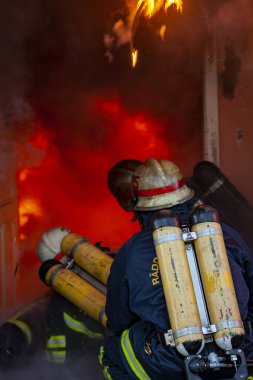 Eski ahşap ev yanıyor..