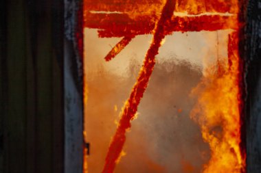 Eski ahşap ev yanıyor..