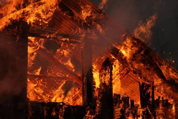 Vecchia Casa Legno Fiamme — Foto Stock