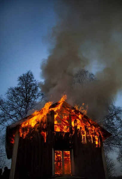 Altes Holzhaus Flammen — Stockfoto