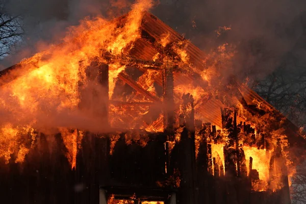 Altes Holzhaus Flammen — Stockfoto