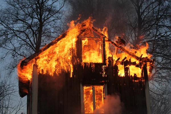 Altes Holzhaus Flammen — Stockfoto