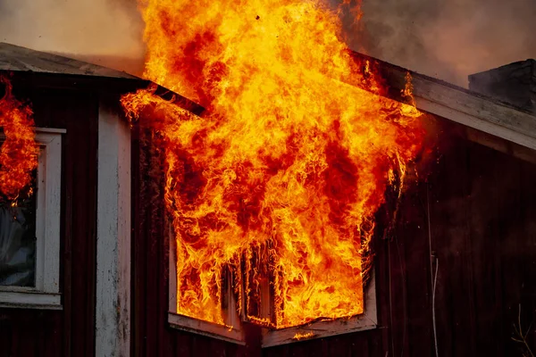 Altes Holzhaus Flammen — Stockfoto