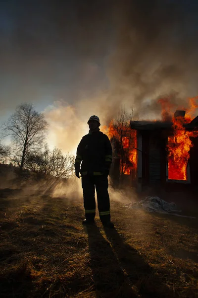 Altes Holzhaus Flammen — Stockfoto