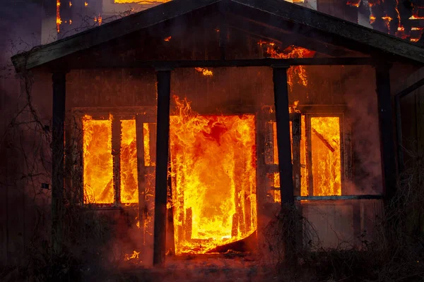 Altes Holzhaus Flammen — Stockfoto