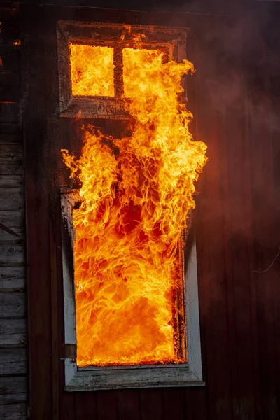 Altes Holzhaus Flammen — Stockfoto