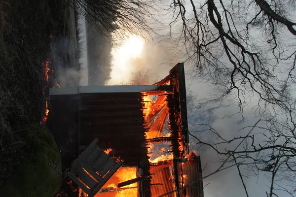 Oud Houten Huis Brand Rechtenvrije Stockfoto's