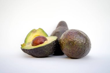 beyaz arkaplanda sunulan avokadolar