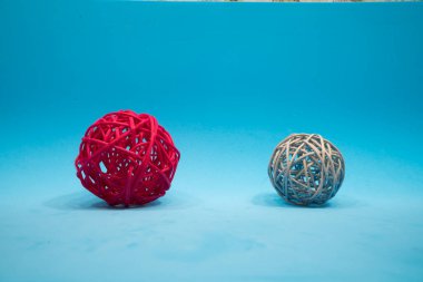 Açık mavi arkaplanda renkli hasır toplar