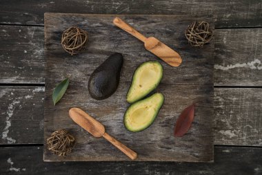 Ahşap küreklerle süslenmiş avokado.