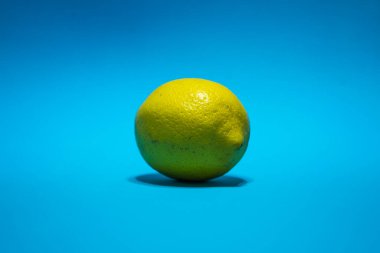açık mavi arkaplanda limon