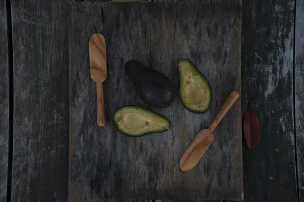 Ahşap küreklerle süslenmiş avokado.