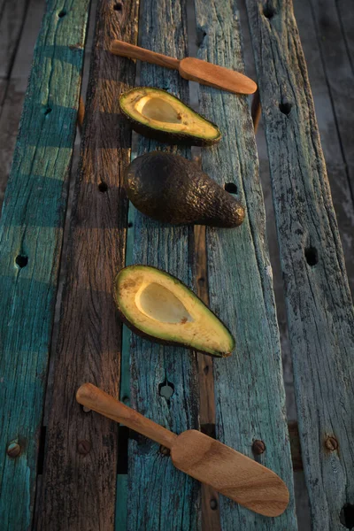 Ahşap küreklerle süslenmiş avokado.