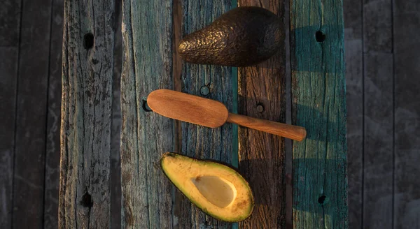Авокадо Украшенное Деревянными Лопатами — стоковое фото