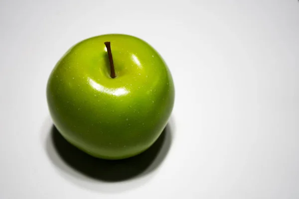 Grönt Äpple Vit Bakgrund — Stockfoto