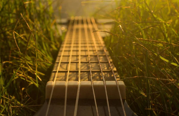 Black Guitar Grass Sunset — Stock Photo, Image