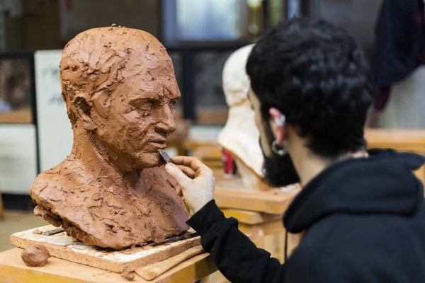 雕塑家在艺术工作室完成了西塞罗粘土的半身像 图库图片