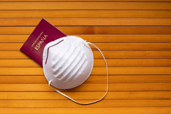 Passaporte Espanhol Lado Máscara Protetora Médica Mesa Madeira — Fotografia de Stock