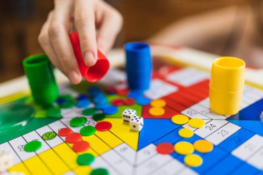 Kadın El iki zar atıyor, oyun bitti Parcheesi, Parchis oyunu.