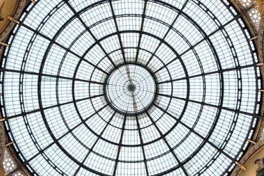 Milano 'daki Vittorio Emanuele galerisinin cam çatı yapısı