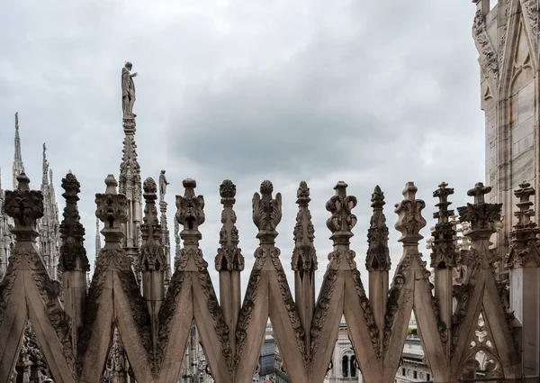 Milano katedralinin çatılarının yapısı ve detayları.