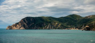 Vernazza 'nın panoramik manzarası, Liguria, İtalya' daki Cinque Terre Ulusal Parkı 'nın sembolik bir köyü.