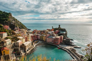 Liguria, İtalya 'daki Cinque Terre Ulusal Parkı' nın ikonik eski köyü Vernazza 'nın manzarası