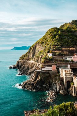 Tepenin tepesinden Riomaggiore manzarası. Liguria, İtalya 'daki Cinque Terre Ulusal Parkı' nın eski bir köyü.