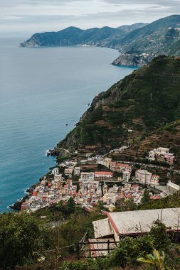 Tepenin tepesinden Riomaggiore manzarası. Liguria, İtalya 'daki Cinque Terre Ulusal Parkı' nın eski bir köyü.