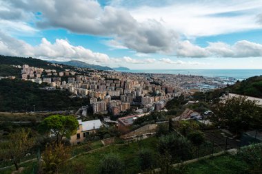 Tepenin tepesinden Ceneviz 'in panoramik manzarası