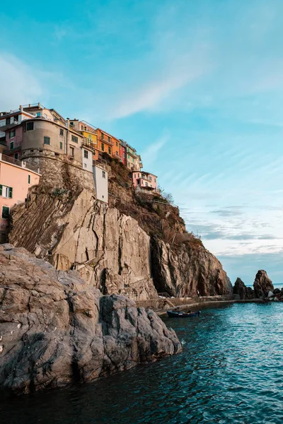 金光闪闪的时候看到玛娜罗拉真好意大利利古里亚Cinque Terre国家公园古村 — 图库照片