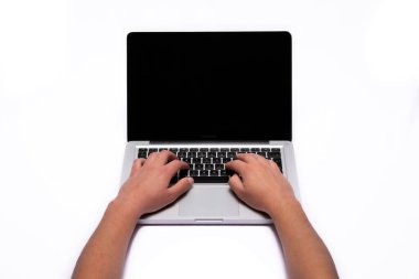 Dizüstü bilgisayarda çalışan ya da okuyan bir adam