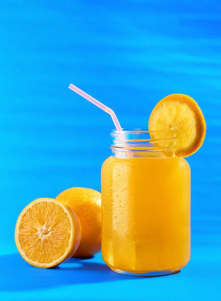 Реклама Свіжого Апельсинового Соку Показує Природні Фрукти — стокове фото
