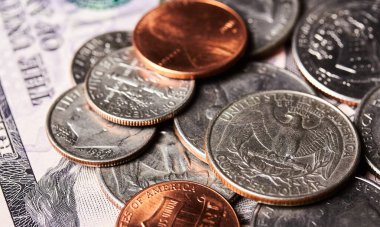 Amerikan banknotları ve paraları Amerikan dolarına göre dünya ekonomisini temsil ediyor. Borsa, finans, dünya ekonomisi. Fakir ve zengin..