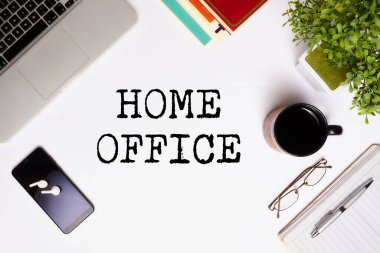 Merkez ofis çalışmaya ya da çalışmaya hazır. Bilgisayar, cep telefonu, kitaplar ve not defteri gibi temel araçlar. Ofis çalışanı ya da öğrenci için yer var. Evde çalışma yeri.