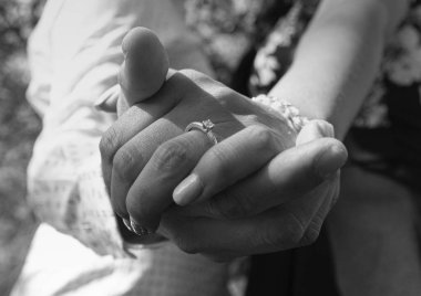 Nişan yüzüğüyle birbirine dolanmış evlilik yüzükleri. Aşık, heyecanlı, büyük günü bekliyor..