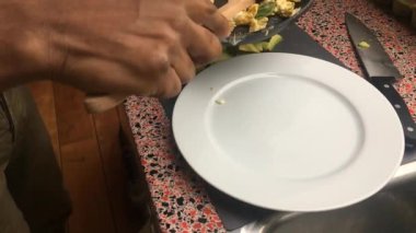 Yumurtalar kahvaltıya hazırlanıyor.