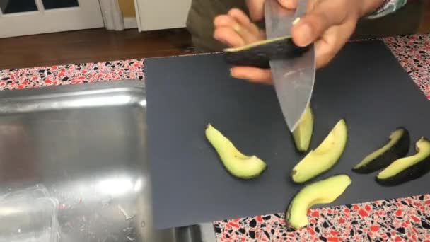 Man Hakken Avocado Keuken — Stockvideo