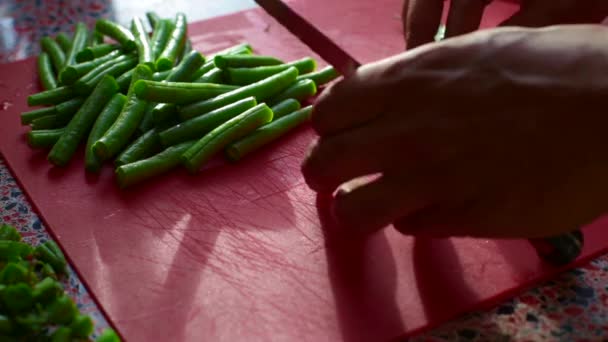 Повільний Рух Шеф Кухаря Рубає Зелені Боби Кухні Під Час — стокове відео