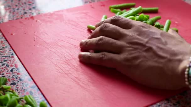 Rallentatore Chef Afferrare Fagiolini Tagliarli Cucina All Ora Pranzo — Video Stock