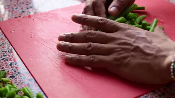 Cámara Lenta Del Chef Agarrando Judías Verdes Picándolas Cocina Hora — Vídeos de Stock