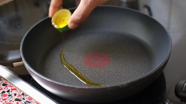 Повільний Рух Шеф Кухаря Поливає Олію Сковороду Кухні Під Час — стокове відео