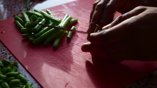 Chef Agarrando Judías Verdes Picándolas Cocina Hora Del Almuerzo — Vídeo de stock