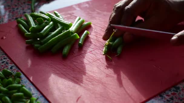 Шеф Кухар Схоплює Зелені Боби Нарізає Кухні Під Час Обіду — стокове відео