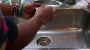 Moka Kahve Tenceresini 10 saniye yıkıyorum.