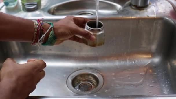 Füllen Mit Wasser Moka Kaffeekanne Der Küche — Stockvideo