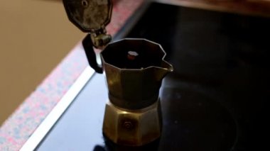 Mutfaktaki fırında kahve yapan kahve makinesinin yavaş çekimleri.