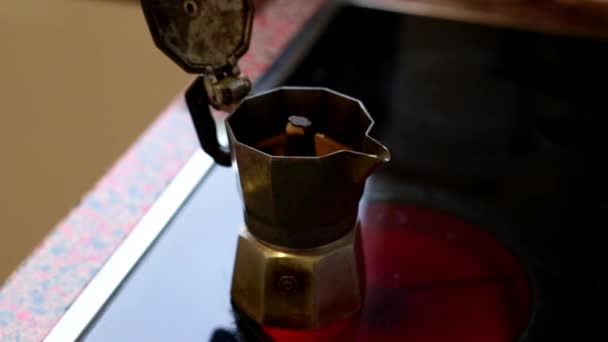 Zeitlupe Der Mokka Kaffeemaschine Auf Herd Der Küche Kaffeemaschine — Stockvideo